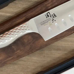 Cuchillo Seki Magoroku Shoso Santoku alveolado 16 Cms