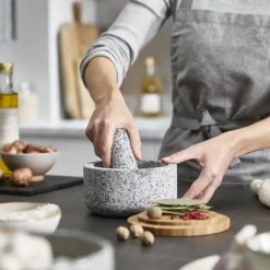 Mortero de granito con tapa de bambu