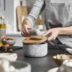 Mortero de granito con tapa de bambu